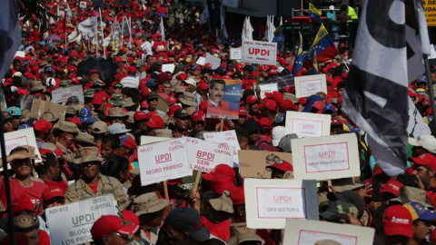 Miles de personas marchan en apoyo al presidente de Venezuela, Nicolás Maduro, este sábado, en Caracas (Venezuela). EFE/ Rayner Peña