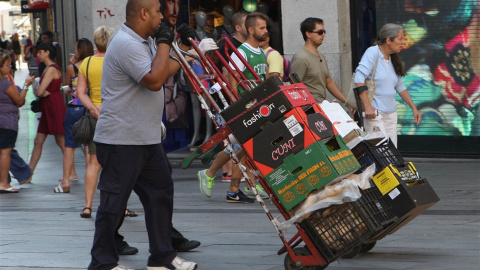 Trabajador extranjero en el centro de Madrid. E.P.