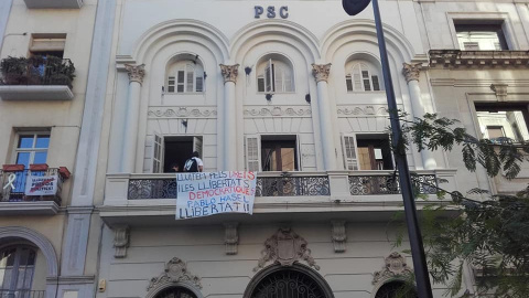 Sede del PSC de Lleida en el que un grupo de jóvenes colgó una pancarta pidiendo libertad para el rapero Pablo Hasél. / FACEBOOK PLATAFORMA LLIBERTAD PABLO HASEL