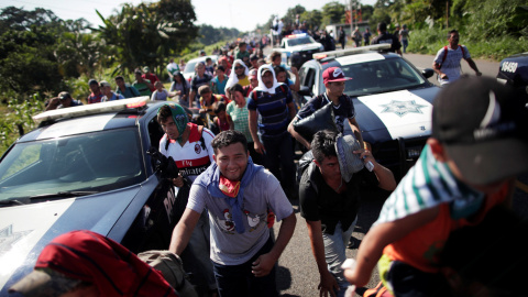 Migrantes centroamericanos caminan por una carretera cerca de la frontera con Guatemala mientras continúan su viaje tratando de llegar a los Estados Unidos. / REUTERS - UESLEI MARCELINO