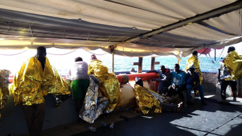 Migrantes en el barco. Fotografíad de UNHCR Italia en su perfil de Twitter.  ‏