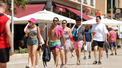 Malagueños y turistas hacen frente a la ola de calor que hoy sufre la ciudad que ha llegado a los 40º grados de máxima a 26 julio de 2022 en Málaga, Andalucía.