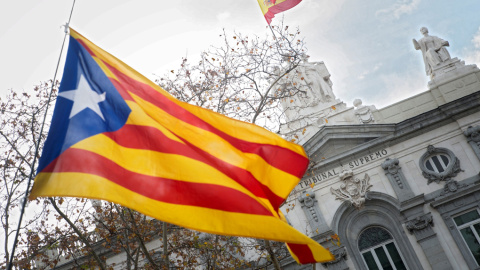 Una bandera estelada en una concentración ante la sede del Tribunal Supremo en Madrid  para pedir la liberación de los políticos catalanes independentistas presos. EFE/ Luca Piergiovanni