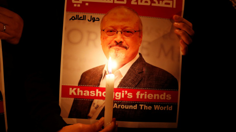 Un manifestante ilumina con una vela una imagen del periodista Jamal Khashoggi, asesinado en el consulado de Arabia Saudí en Estambul.- Osman Orsal/REUTERS