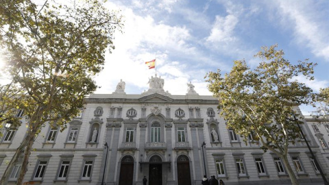 02/11/2018.- Varios medios de comunicación esperan esta mañana frente al Tribunal Supremo donde hoy la Fiscalía y la Abogacía del Estado presentarán sus escritos provisionales de acusación en la causa del proceso soberanista catalán, después de qu