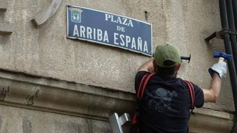 Retirada de una placa franquista.- EUROPA PRESS/ARCHIVO