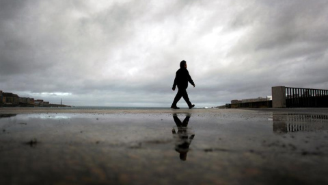 Alerta naranja por fenómenos costeros, viento y lluvia, que afectarán sobre todo a Galicia, Asturias, País Vasco y Cantabria. / EFE