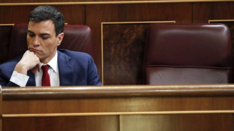 Pedro Sánchez, en una imagen de archivo, sentado en su escaño en el Congreso de los Diputados. EFE