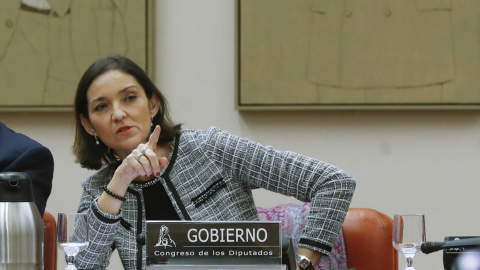 La ministra de Industria, Reyes Maroto, momentos antes de su comparecencia en comisión en el Congreso para informar sobre las medidas del Ministerio ante el concurso de acreedores presentado por el astillero La Naval, de Sestao (Vizcaya). EFE/Juan Carlos