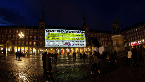 La fachada de la Casa de la Panadería de la Plaza Mayor de Madrid, con imágenes de gran formato de los conocidos como "papeles de Bárcenas". EFE / Rodrigo Jiménez