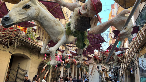 15/08/2022 - Decoració inspirada en el 'Quixot', al carrer Verdi, a Gràcia.