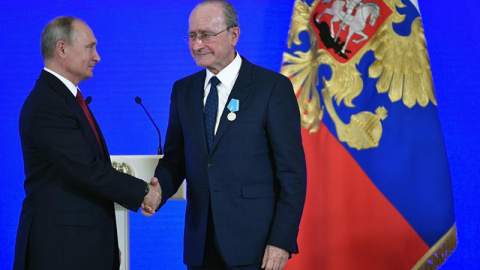 El presidente ruso, Vladimir Putin (i), condecora al alcalde de Málaga, Francisco de la Torre (d), durante una ceremonia en Moscú (Rusia) hoy, 4 de noviembre de 2018. De la Torre fue condecorado hoy por Putin con la Medalla Pushkin por su contribución 