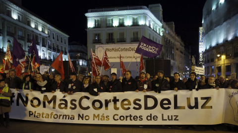 Imagen de la manifestación convocada por Podemos contra los cortes de luz / EFE