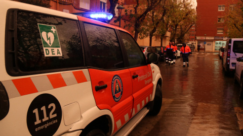 Agents de Protecció Civil de Tarragona fent tasques per evitar inundacions a la ciutat en una imatge d'arxiu.