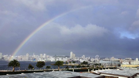 Vuelve la lluvia y el viento y bajan las temperaturas en Galicia en un día en el que continúan los incendios y la sequía en gran parte de España.