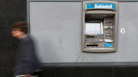 Una pegatina a favor del derecho a decidir junto a un cajero automático del Banco Sabadell en Barcelona. REUTERS/Yves Herman