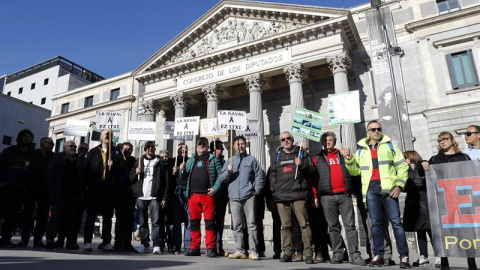 Trabajadores del astillero de La Naval, en Sestao (Vizcaya), se manifiestan este miércoles frente al Congreso de los Diputados para reclamar a los gobiernos central y vasco soluciones que eviten el cierre de la atarazana. /EFE