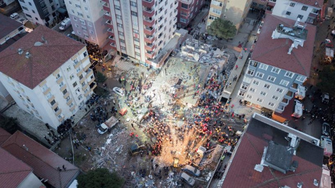 Varios efectivos de los equipos de rescate trabajan entre los escombros de un edificio derrumbado, este miércoles en Estambul (Turquía).-  EFE/ Tolga Bozoglu