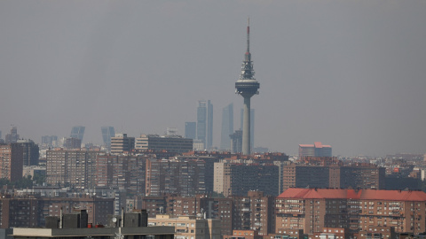 16/08/2022 Una vista muestra el humo que rodea Madrid, España, debido a los fuertes vientos provenientes de un incendio forestal a 300 km de distancia en Portugal.