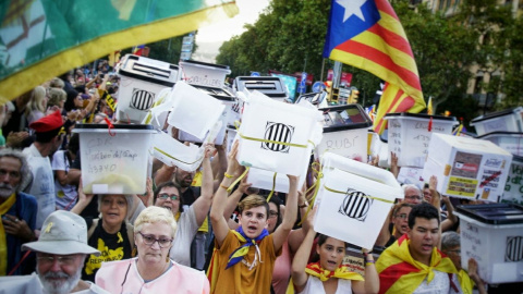 Capçalera de la manifestació 'Recuperem l'1 d'octubre', aquest dilluns a Barcelona. / Joel Kashila.