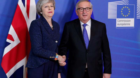 May y Juncker se saludan en Bruselas. (OLIVIER HOSLET | EFE)