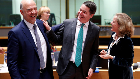 La ministra de Ecomía, Nada Calviño, conversa con el comisario de Asuntos Económicos, Pierre Moscovici, y el ministro irlandés de Finanzas, Paschal Donohoe, antes del comienzo de la reunión del Eurogrupo, en Bruselas. REUTERS/Francois Lenoir