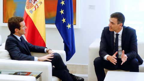 El presidente del Gobierno, Pedro Sánchez, durante el encuentro de esta tarde al nuevo líder del PP, Pablo Casado