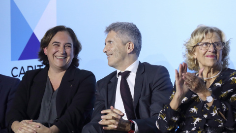 El ministro del Interior, Fernando Grande-Marlaska, entre las alcaldesas de Madrid y Barcelona, Ada Colau y Manuela Carmena, en la inauguración del II Foro Mundial sobre las Violencias Urbanas. EFE/Kiko Huesca