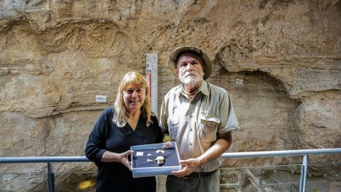 25/08/2022  Natalia Garriga Ibánez, consejera de Cultura de la Generalitat d Cataluña, y Eudald Carbonell Roura, coodirector del yacimiento de Capellades, posan juntos con los restos del cráneo de un neandertal encontrados en el yacimiento del Abric Ro