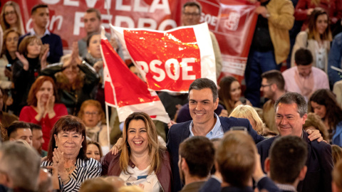 El presidente del Gobierno y secretario general del PSOE, Pedro Sánchez, junto a la líder de los socialistas andaluces, Susana Díaz, la presidenta del partido Cristina Narbona y el alcalde de Sevilla, Juan Espadas, al término del acto electoral en Sev