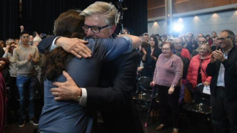 El secretario general de Podemos, Pablo Iglesias, y el alcalde de Zaragoza, Pedro Santisteve, se abrazan antes del acto celebrado este martes por los morados en la capital, aragonesa.