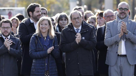 El conseller d'Interior, Miquel Buch, i l'expresidenta de l'Associació de Municipis per la Independència, Neus Lloveras, acompanyats del president de la Generalitat, Quim Torra, i el vicepresident del GovernPere Aragonès, a les portes del TSJC a punt d