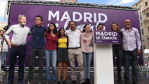 Los dirigentes de Podemos Julio Rodríguez, Íñigo Errejón, Isabel Serra, Pablo Iglesias e Irene Montero, entre otros, durante el acto "Madrid se levanta". EFE/Fernando Villar