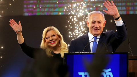 10/04/2019 - El primer ministro israelí, Benjamin Netanyahu, y su esposa Sara, celebran la victoria en las elecciones israelíes. / REUTERS - AMMAR AWAD