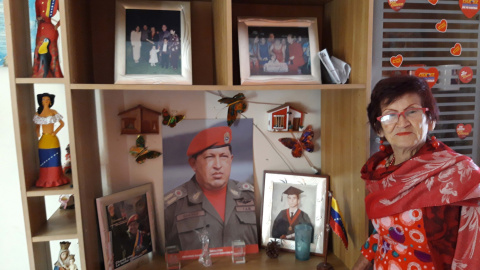 Gloria Marleny, la última chavista de Chacao, muestra su altar a Hugo Chávez |