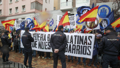 El colectivo de ultraderecha Hogar Social Madrid en una concentración en Tetuán con el lema 'Fuera bandas latinas de nuestros barrios' /EFE.