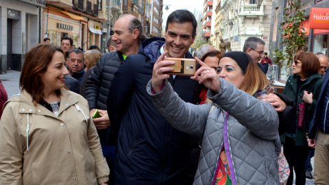 El secretario general del PSOE y presidente del Gobierno, Pedro Sánchez, se fotografía con simpatizantes durante el recorrido efectuado por las calles de Palencia antes de un acto de precampaña. EFE/A. Alvarez