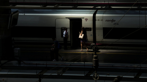 Una mujer entra en un tren AE en la estación de Atocha de Madrid. REUTERS/Susana Vera