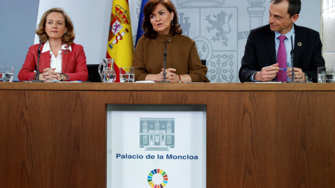 La vicepresidenta del Gobierno, Carmen Calvo, flanqueada por el ministro de Ciencia, Innovación y Universidades, Pedro Duque, y la de Economía, Nadia Calviño, en la rueda de prensa posterior a la reunión del Consejo de Ministros, en el Palacio de la M