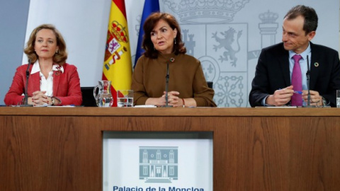 La vicepresidenta del Govern, Carmen Calvo, flanquejada pel ministre de Ciència, Innovació i Universitats, Pedro Duque, i la d'Economia, Nadia Calviño, a la roda de premsa posterior a la reunió del Consell de Ministres al Palau de la Moncloa. EFE/Chem