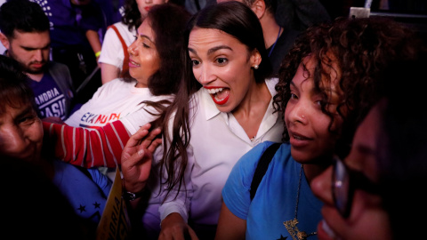 Alexandria Ocasio-Cortez celebra su victoria con varios seguidores en Nueva York. - REUTERS