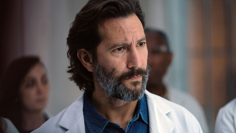 En la escena de 'The Passage', Henry Ian Cusick.