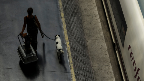 Una mujer se prepara para subir al tren en la estación madrileña de Atocha. REUTERS/Susana Vera