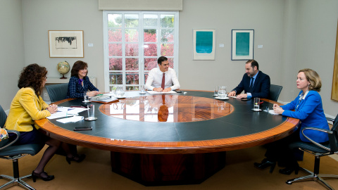 El presidente del Gobierno, Pedro Sánchez, con la ministra de Hacienda, María Jesús Montero, la vicepresidenta, Carmen Calvo, el titular de Fomento, José Luis Ábalos, y la de Economía y Empresa, Nadia Calviño, en la reunión en la que han abordado 