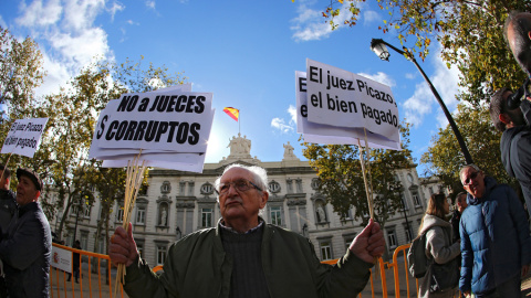 Un grupo de manifestantes protesta contra la decisión del Tribunal Supremo sobre las hipotecas, frente al mismo edificio. EFE/Rodrigo Jimenez