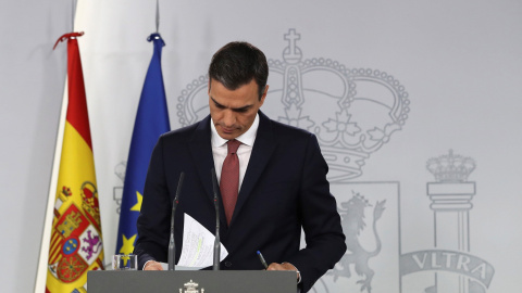 El presidente del Gobierno, Pedro Sánchez, durante la rueda de prensa que ha ofrecido en el Palacio de La Moncloa en la que ha anunciado que cambiará la ley para que sea la banca la que pague el impuestode las hipotecas.EFE/Ballesteros