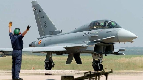 El último extra se aprobó el pasado mes de mayo y ascendió a 856 millones de euros con los que se hace frente al pago de, entre otros, el programa del 'caza' Eurofighter (399,7 millones de euros). EFE