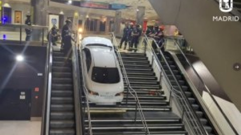 Un hombre roba un coche y lo empotra en la escalera de una estación de metro en Madrid