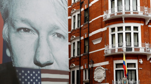 Imagen de un póster con la cara del fundador de WikiLeaks, Julian Assange, en la embajada ecuatoriana de Londres, en una imagen de archivo. / REUTERS