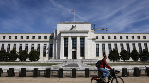 Un hombre en bicicleta pasa delante del edificio de la Reserva Federal, en la Avenida Constitución de Washington. REUTERS/Brendan McDermid